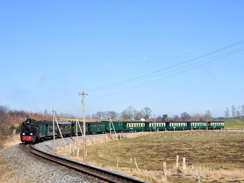 Mit einem Elf-Wagen-Zug befuhr die 53 Mh am 12. März 2022 den sogenannten „Lehmannbogen“ bei Serams.
