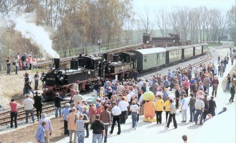 Am Freitag, 21. April 2006 fand die Eröffnung der wiederaufgebauten Teilstrecke Nebitzschen - Glossen des Mügelner Schmalspurnetzes statt. Auf dem Foto haben 99 1561-2 und 99 1516-6 den neuen Bahnhof Glossen mit dem offiziellen Eröffnungszug erreicht. Zahlreiche Besucher erwarteten den Zug bereits.