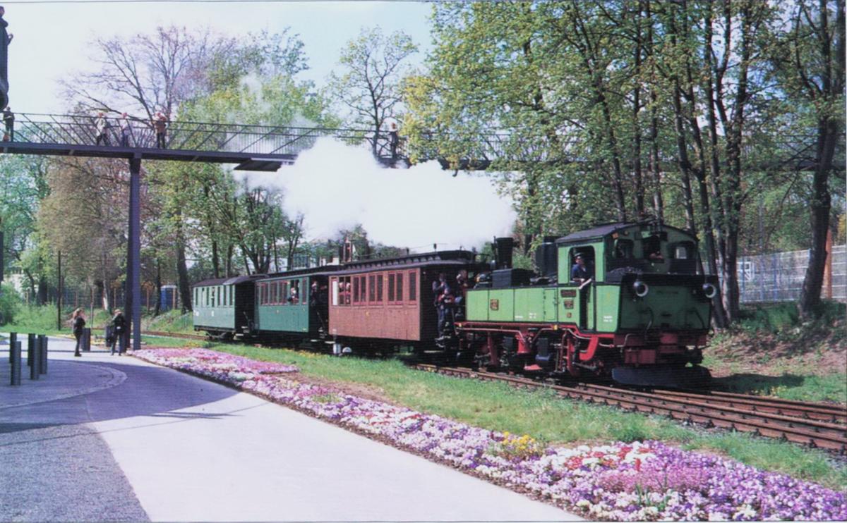 Das I. Sächsische Schmalspurbahnfestival 2006 stand ganz im Zeichen des Frühlings. 99 1539-8 fährt am 30. April 2006 in den Bahnhof Oschatz-Süd ein, der wegen der Landesgartenschau zurzeit von bunten Blumenrabatten und einer Aussichtsbrücke gesäumt ist.