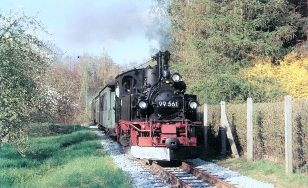 Über nagelneuen Oberbau dampft am 1. Mai 2006 99 561 zwischen Oschatz-Süd und Altoschatz-Rosenthal in Richtung Mügeln.