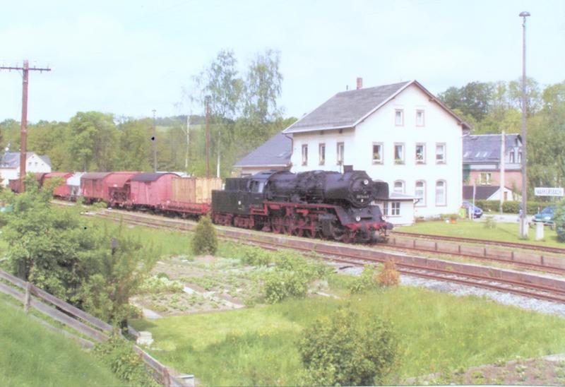 Fast schien es, als würde der Güterverkehr auf der Strecke Schwarzenberg - Annaberg-Buchholz zurückkehren, am 26. Mai 2006 machte 50 3616-5 mit ihrem Fotogüterzug im Bahnhof Markersbach eine kleine Pause.