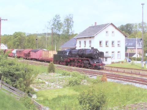 Fast schien es, als würde der Güterverkehr auf der Strecke Schwarzenberg - Annaberg-Buchholz zurückkehren, am 26. Mai 2006 machte 50 3616-5 mit ihrem Fotogüterzug im Bahnhof Markersbach eine kleine Pause.