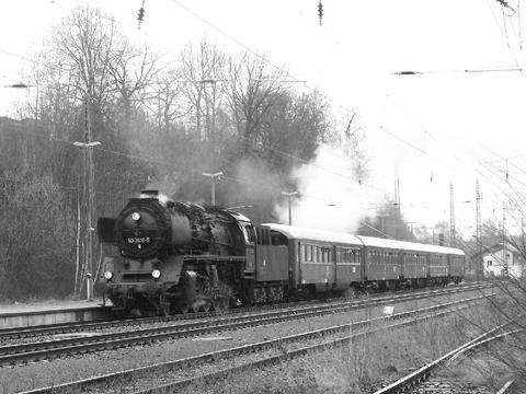 Trotz Regens ließen sich unentwegte Eisenbahnfans die Scheineinfahrt am 16. April 2005 in Waldheim nicht nehmen.
