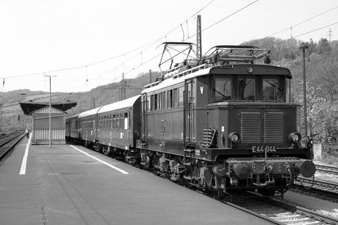 Nachdem die Fahrgäste den Sonderzug in Bad Kösen verlassen hatte, brachte ihn E44 044 nach Großheringen zum Abstellen.