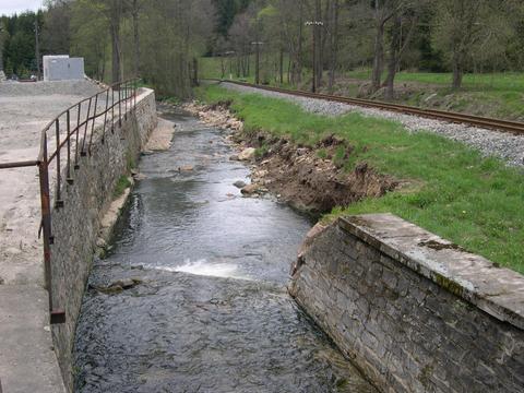 Durch die befestigte Sohle des Schwarzwassers ist es am Ende der Ufermauer am Bahndamm zu starken Ausspülungen gekommen.