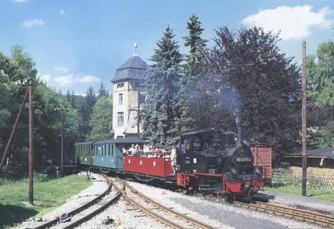 99 4511-4 fährt am letzten Maitag 2004 in den Bahnhof Schlössel ein.
