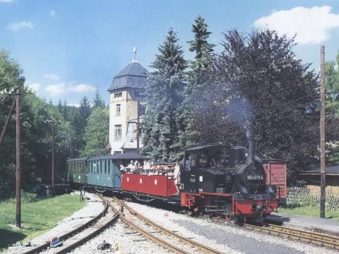 99 4511-4 fährt am letzten Maitag 2004 in den Bahnhof Schlössel ein.