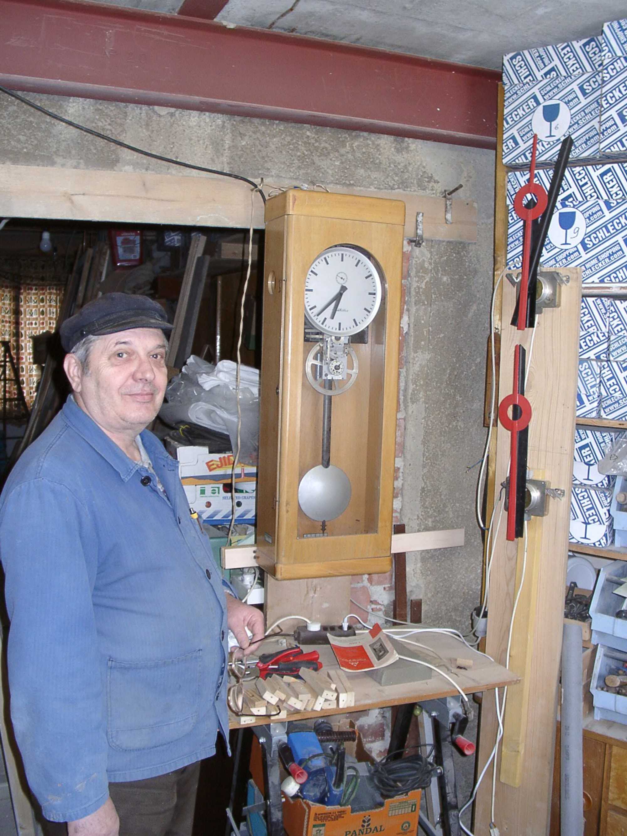 Nach mehrwöchigem erfolgreichem Probelauf der Mutteruhr in Wolfgang Friedels Werkstatt und nachfolgendem Probebetrieb mit der großen Uhr erfolgte Ende März die Installation der Uhren in der Ausstellungs- und Fahrzeughalle.