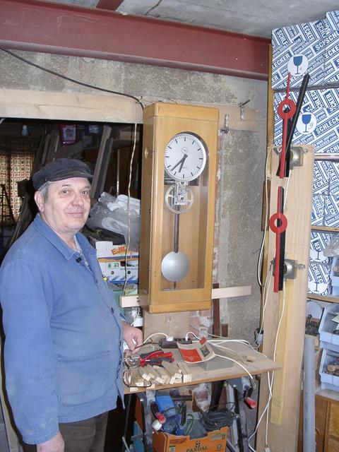 Nach mehrwöchigem erfolgreichem Probelauf der Mutteruhr in Wolfgang Friedels Werkstatt und nachfolgendem Probebetrieb mit der großen Uhr erfolgte Ende März die Installation der Uhren in der Ausstellungs- und Fahrzeughalle.
