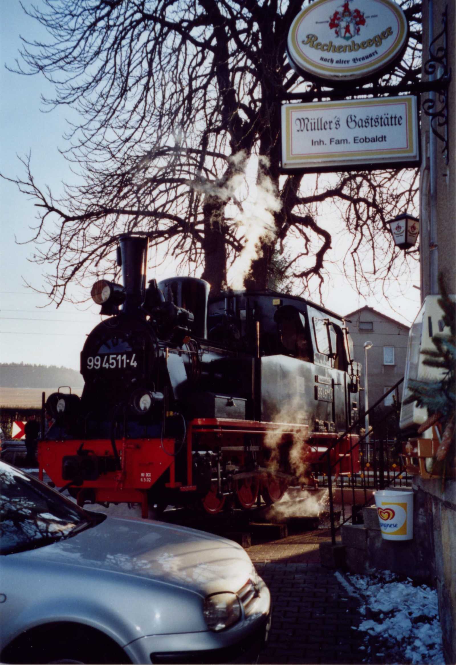 Rolf Eobaldt hatte maßgeblichen Anteil an der Wiederherstellung der 99 4511-4. Als Überraschung nach der offiziellen Verabschiedung in den Ruhestand und der abendlichen Feierlichkeit in „Müller’s Gaststätte“ wurde die Dampflok vor dem Eingang aufgestellt.