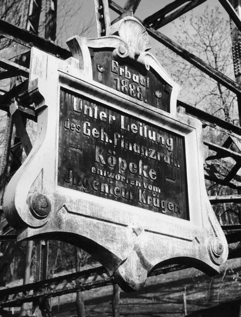 Gedenktafel am Fuße des Viaduktes, aufgenommen 1998.
