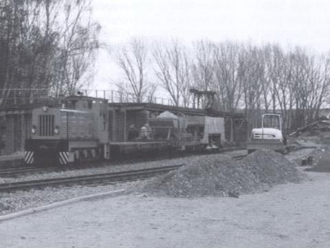Als Bauzuglok erreichte 199 032 (ex 199 008) u. a. mit dem Jöhstädter Schotterwagen 97-24-06 den wiederaufgebauten Bahnhof Glossen.