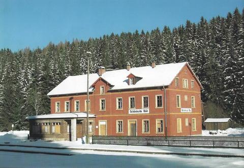 Das durch den Förderverein Historische Westsächsische Eisenbahnen e.V. (FHWE) vorbildlich außensanierte Empfangsgebäude Schönheide Süd bei herrlichstem Winterwetter am 26. November 2005.