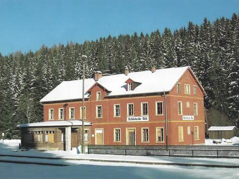 Das durch den Förderverein Historische Westsächsische Eisenbahnen e.V. (FHWE) vorbildlich außensanierte Empfangsgebäude Schönheide Süd bei herrlichstem Winterwetter am 26. November 2005.