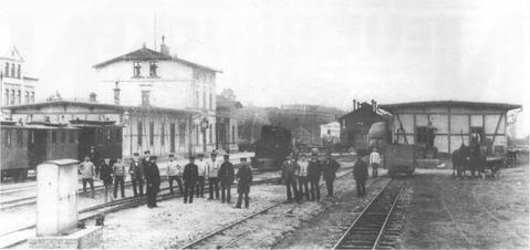 Der Bahnhof Kirchberg war 1881 der erste Schmalspur-Endbahnhof Sachsens. Im typischen Anfangszeit-Fluidum der sächsischen Schmalspurstrecken zeigt sich die Station um 1900 mit mehreren Eisenbahnern, einer Lok der Gattung I K sowie zweiachsigen Wagen.