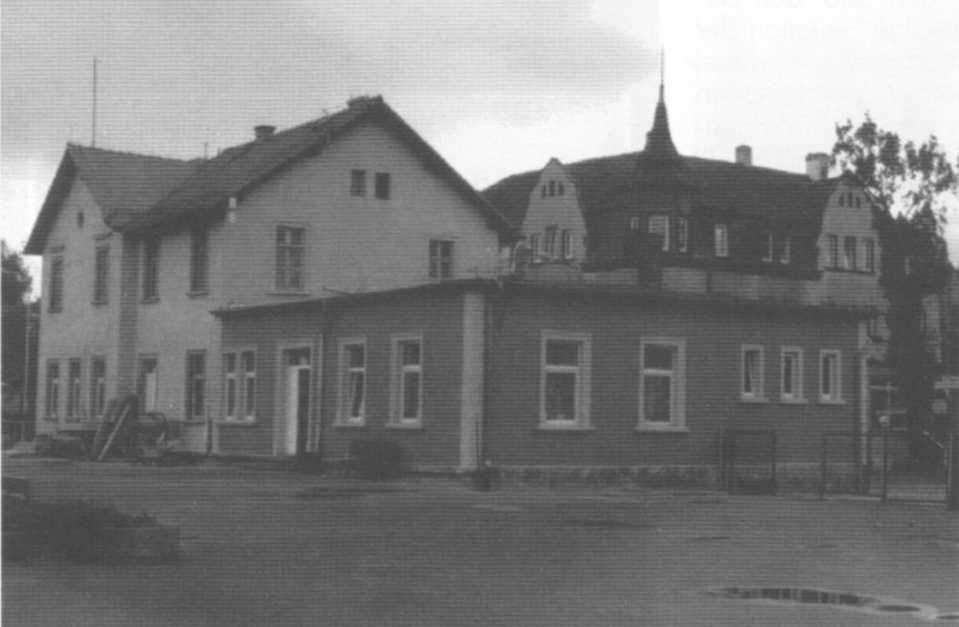 Im ehemaligen Bahnhofs-Empfangsgebäude in Reichenau kann man heute Busfahrkarten kaufen.