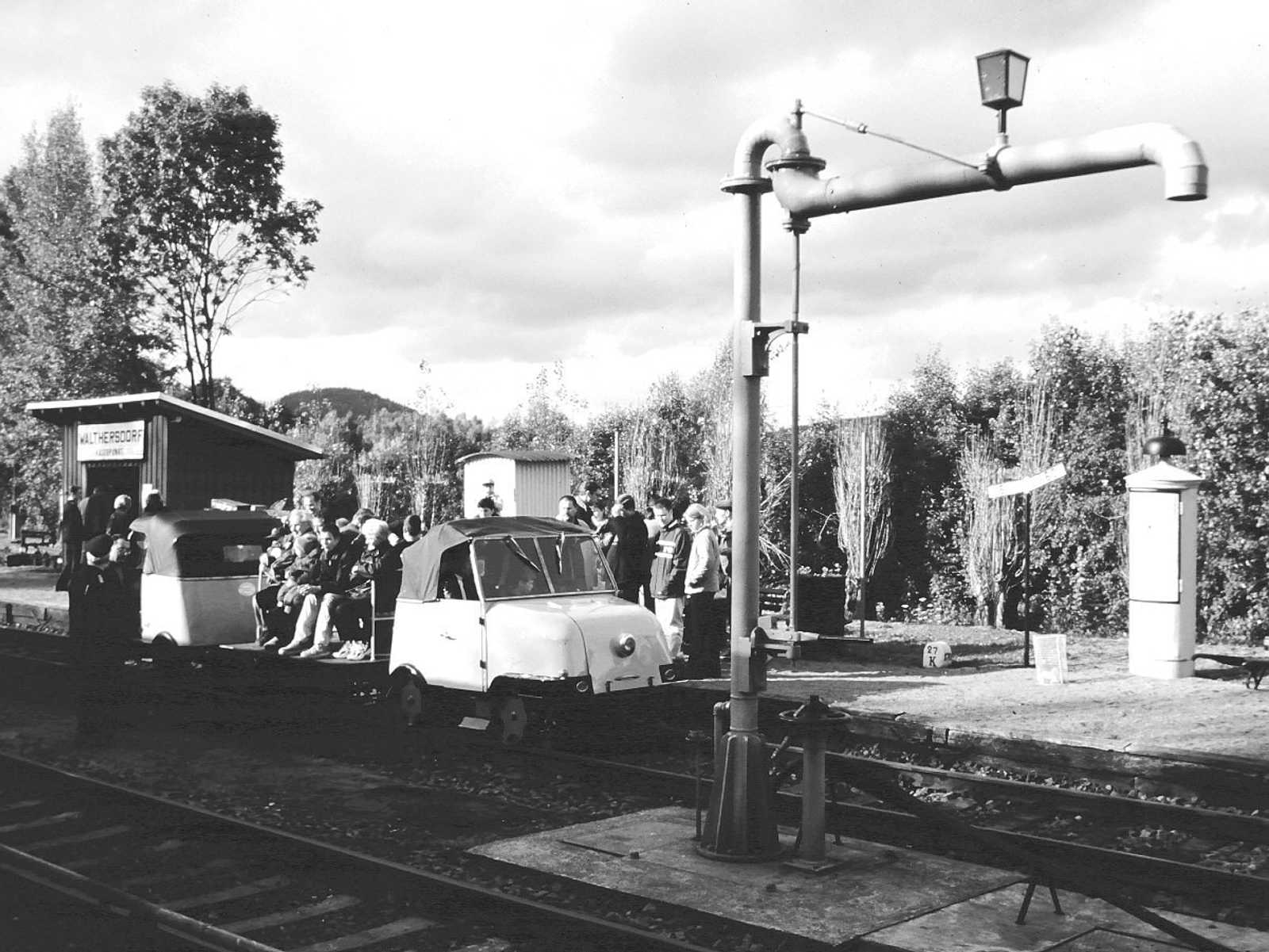 Eine Fahrt mit einer Schienen-Trabi-Garnitur stellt für alle Beteiligten immer wieder ein Erlebnis dar, aufgenommen am 5.Oktober 2002 im Eisenbahnmuseum Schwarzenberg.