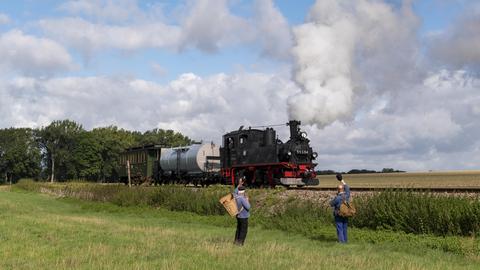Der Rittersgrüner Sprengwagen 97-09-74 und der Jöhstädter „Oberlichter“ 970-751 bildeten den von der Mügelner IV K 99 584 gezogenen attraktiven Fotozug, der am 17. und 18. September 2022 auf der Döllnitzbahn unterwegs war.