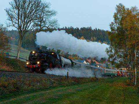Die „Kleine Erzgebirgsrunde“ anlässlich „80 Jahre Dampflok 86 1744-1“ fuhr mit der Jubilarin durch Zwota-Zechenbach, als Norman Timpe im schwindenden Tageslicht des 22. Oktober 2022 zu diesem Bild auslöste.