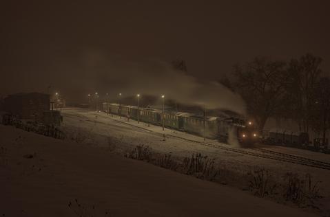 Bei den Nikolausfahrten der Mansfelder Bergwerksbahn e. V. beobachtete Andre Pietz den von der Lok 11 geführten Zug am 3. Dezember 2022 im Bahnhof Hettstedt Kupferkammerhütte.