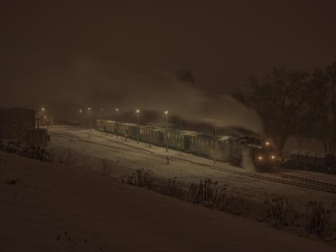 Bei den Nikolausfahrten der Mansfelder Bergwerksbahn e. V. beobachtete Andre Pietz den von der Lok 11 geführten Zug am 3. Dezember 2022 im Bahnhof Hettstedt Kupferkammerhütte.