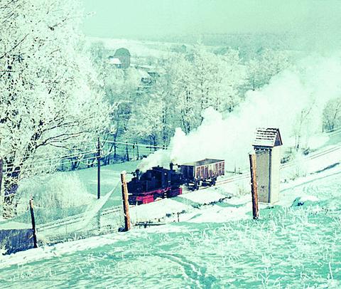 Die einzige dampfbetriebene Meterspurbahn Sachsens führte bis 1963 von Reichenbach (Vogt/) unt. Bf. nach Oberheinsdorf. Im Winter 1951 war 99 162 bei Unterheinsdorf unterwegs.
 Foto: Slg. Gero Feldhauer.