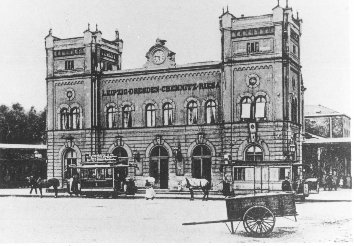 Die Döbelner Pferdebahn verband 34 Jahre lang den Hauptbahnhof der Stadt mit dem Stadtzentrum. 1910 stehen ein Personen- und ein Postwagengespann vor dem Hbf bereit. Repro: Reiner Scheffler