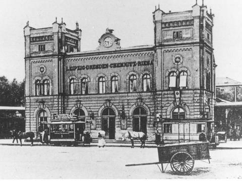 Die Döbelner Pferdebahn verband 34 Jahre lang den Hauptbahnhof der Stadt mit dem Stadtzentrum. 1910 stehen ein Personen- und ein Postwagengespann vor dem Hbf bereit. Repro: Reiner Scheffler