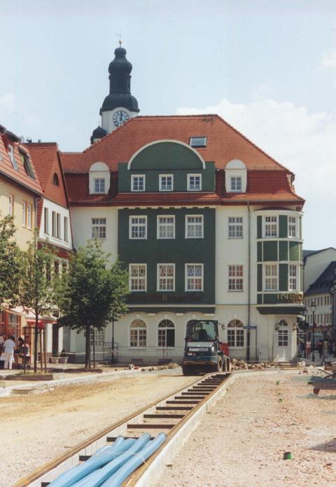 Im Jahr 2005 wurde ein Großteil der neuen (meterspurigen) Pferdebahngleise in Döbeln neu verlegt, hier am Niedermarkt. Verwendet wurden dabei die bei Straßenbahnen üblichen Rillenschienen.