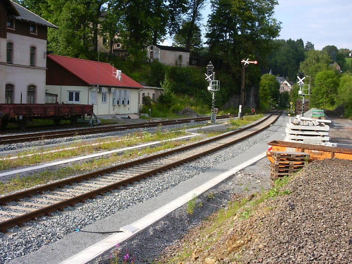 Vor der Inbetriebnahme des neuen ESTW im Bahnhof Annaberg-Buchholz Süd waren kurzzeitig sowohl die alten Form- als auch die neuen Lichtsignale nicht in Betrieb. Die Aufnahme der alten und neuen Signaltechnik entstand im Sommer 2005.