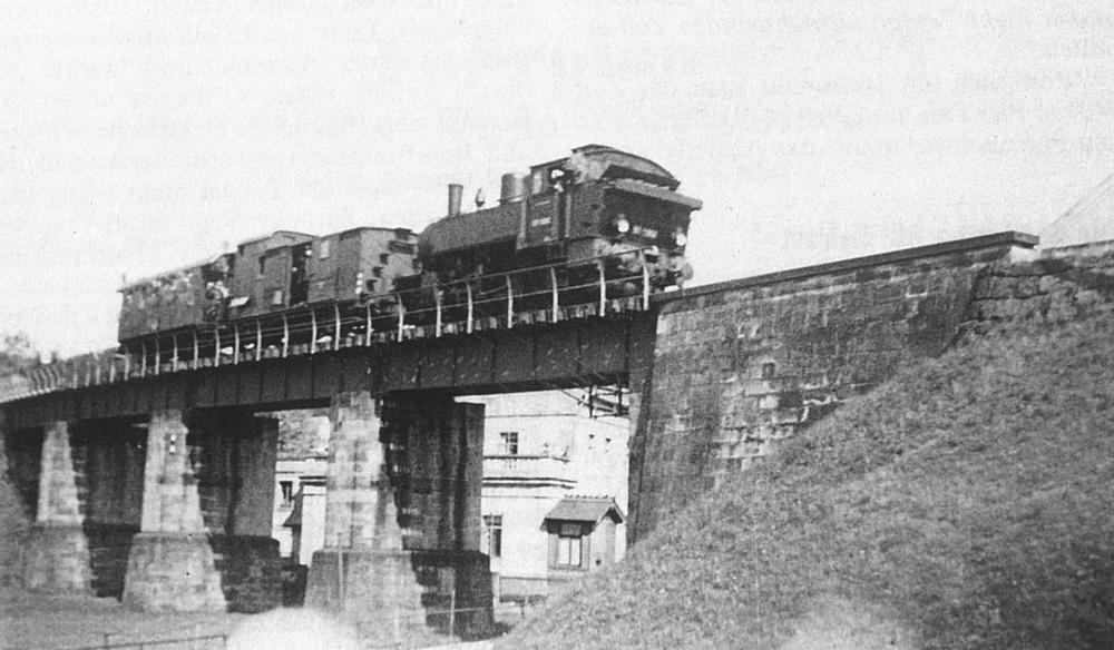 Auf der Aufnahme befährt am 15. Mai 1935 der vorerst letzte Personenzug Großcotta – Pirna das Viadukt in Dohma. Sammlung Holger Drosdeck