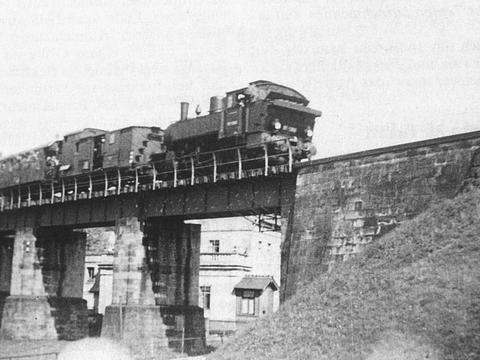 Auf der Aufnahme befährt am 15. Mai 1935 der vorerst letzte Personenzug Großcotta – Pirna das Viadukt in Dohma. Sammlung Holger Drosdeck