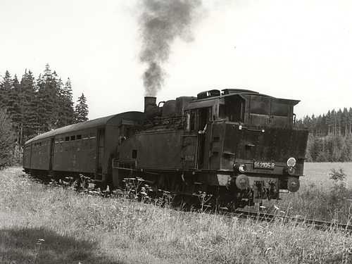Kurz vor der Stilllegung der Eibenstocker Steilstrecke befördert 94 2105 am 12. August 1975 einen Personenzug aus Bag-Wagen den Berg hinauf.