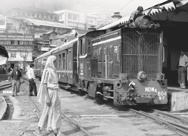 Am 19. Mai 2005 wurde der untere Abschnitt New Jalpaiguri – Kurseong mit Dieseltraktion befahren, der obere Kurseong – Darjeeling mit Dampf. Der Dieselzug erreichte Kurseong mit fast zwei Stunden Verspätung, der Dampfzug war auf der Strecke liegengeblieben.