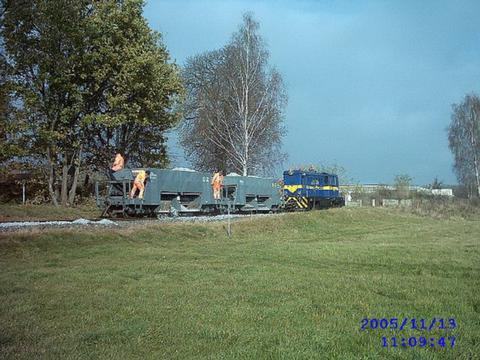 Am 14. November 2005 veräßt der von L45H-083 bespannte Schotterzug mit den Wagen 02-32 und 02-36 der Mansfelder Bergwerksbahn den Bahnhof Radeburg.