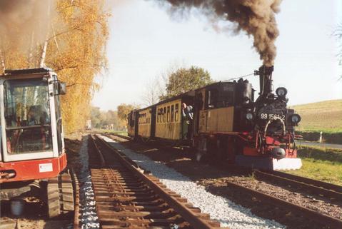 Der von 99 1561-2 bespannte Sonderzug nach Kemmlitz passiert am 17. November 2005 in Nebitzschen die Gleisbaustelle. Von hier aus soll es ab Ende April 2006 wieder per Eisenbahn nach Glossen gehen.