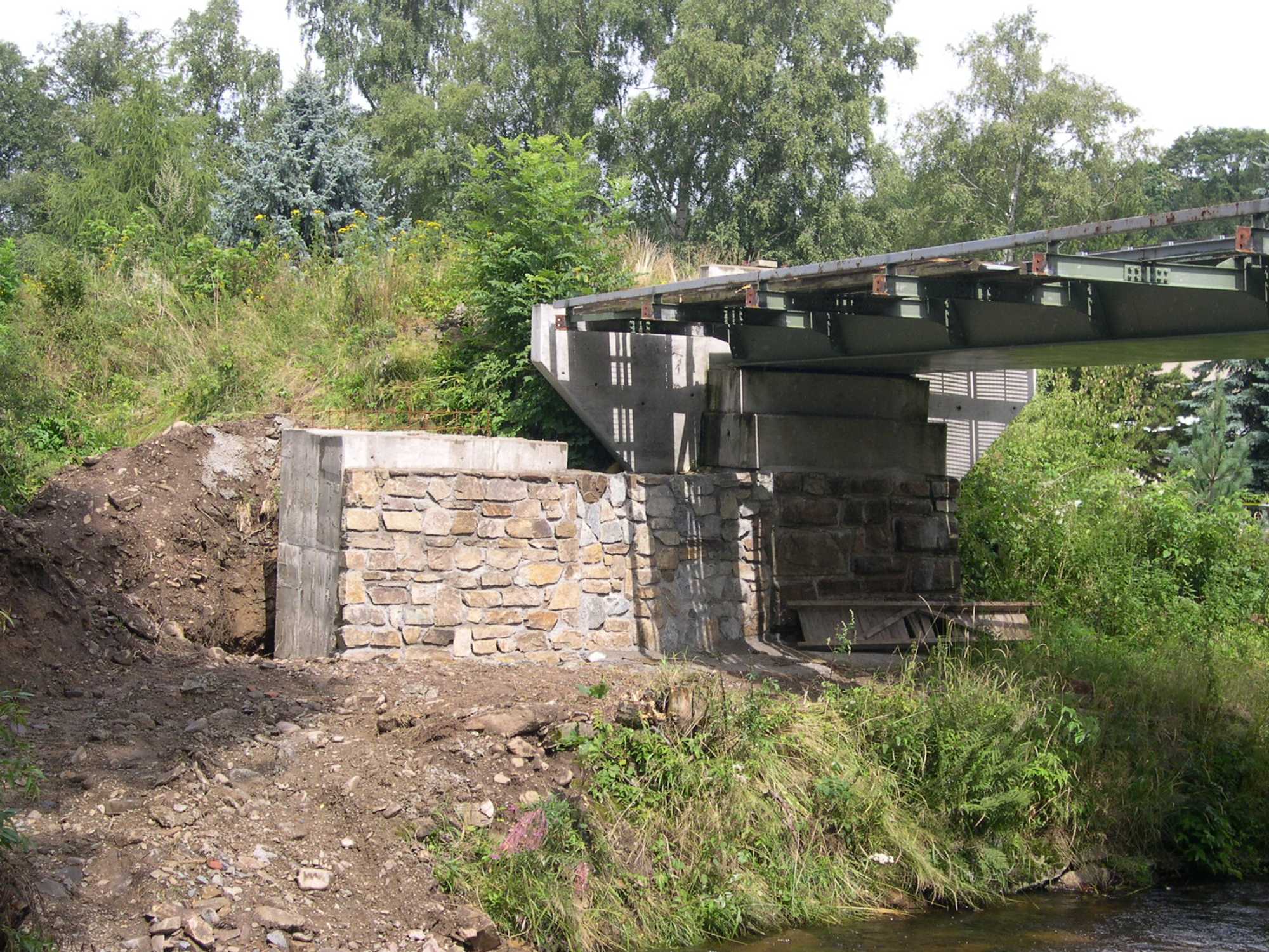 Am 7. August war der Bau der Widerlager für die Fußgängerbrücke neben der Eisenbahnbrücke am Kilometer 14,8 in Steinbach bereits fast abgeschlossen.