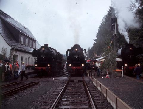 Das wird es so schnell nicht wieder geben. Am 17. September trafen sich drei Loks der Baureihe 52.80 in Bärenstein (b Glashütte).