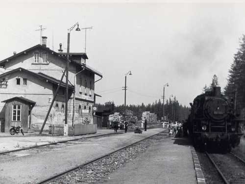 In den sechziger Jahren legt 86 150 mit einem Reisezug im Bahnhof Marienberg-Gelobtland den regulären Halt ein.