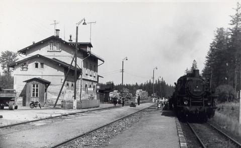 In den sechziger Jahren legt 86 150 mit einem Reisezug im Bahnhof Marienberg-Gelobtland den regulären Halt ein.