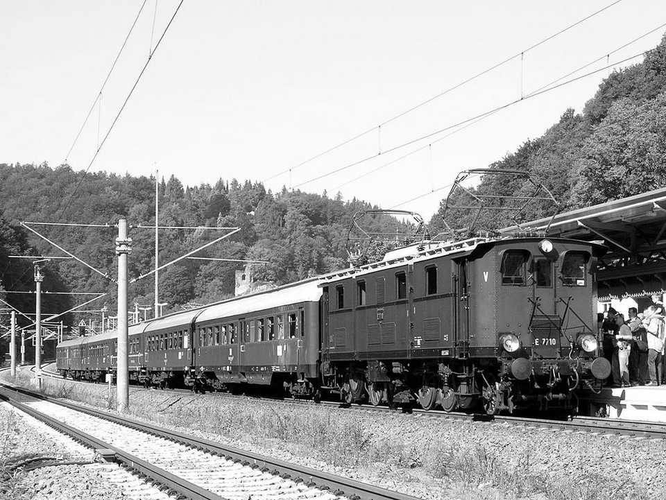 Lokwechsel in Tharandt, die wieder in Betrieb befindliche E77 10 hat die Weiterbeförderung des VSE-Museumszuges nach Pirna übernommen.