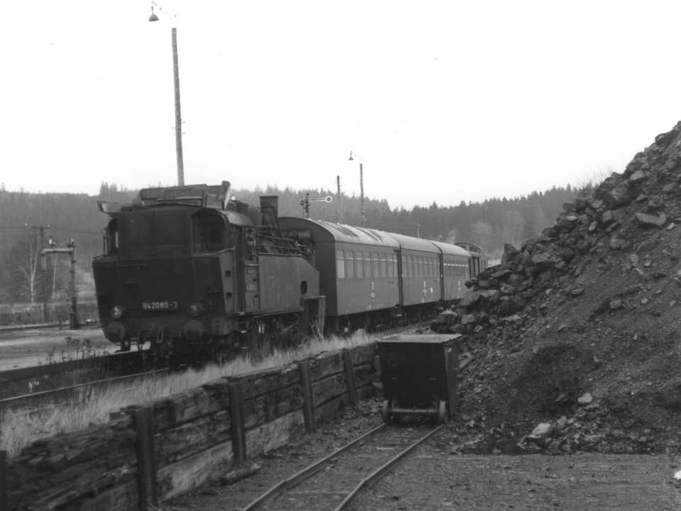 Am unteren Bahnhof von Eibenstock steht 94 2080 am 25. Januar 1975 mit ihrer Reko-Wagen-Garnitur für die Bergfahrt bereit.