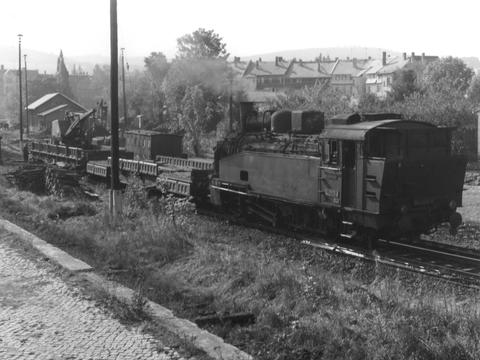 Der obere Bahnhof in Eibenstock ist Geschichte, am 10. Oktober 1975 bespannte 94 2105 den Abbauzug zur Demontage der Gleisanlagen.