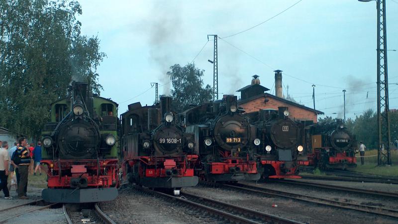 Lokparaden vor dem Heizhaus in Radebeul Ost haben sich in den vergangenen Jahren zu einem „Leckerbissen“ für alle Eisenbahnfreunde entwickelt. Hier geben sich die IV K 132, 99 608, 99 713, Lok 11 sowie 99 1789-9 ein Stelldichein.