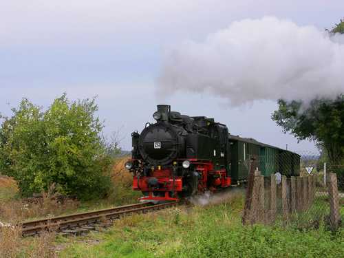 Nicht einmal 20 Jahre alt wurde die originale Lok 12 „Patriot“ der Mansfelder Bergwerksbahn. Anlässlich des 125jährigen Bestehens dieser Schmalspurbahn erinnerte 99 775 der BVO Bahn GmbH an diese Zeit, hier am 3. Oktober in der Nähe des Gleisdreieckes Siersleben.