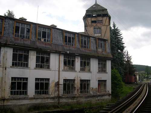 Das baufällige ehemalige Fabrikgebäude dominiert die Einfahrt in den Bahnhof Schlössel.