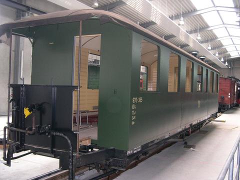 Die Arbeiten am Wagen 970-365 werden mit Hochdruck in der Fahrzeughalle ausgeführt, damit er zu Pfingsten in Betrieb genommen werden kann.