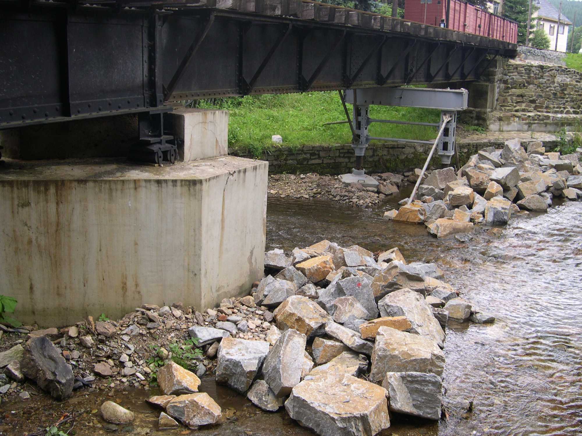 An der Brücke 21,675 in Schlössel wurden am Pfeiler und am Jöhstädter Widerlager große Steine platziert, um mehr Schutz vor Ausspülung zu bieten.