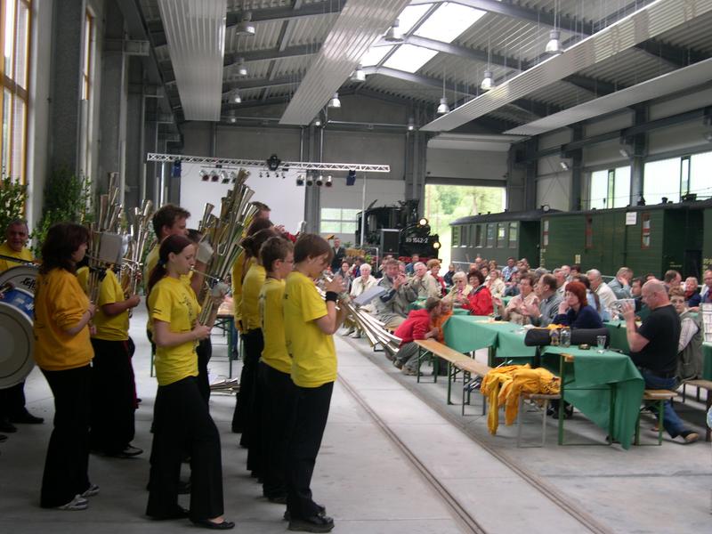 Platzkonzert der „Schalli’s“ aus Großolbersdorf in der Ausstellungs- und Fahrzeughalle.