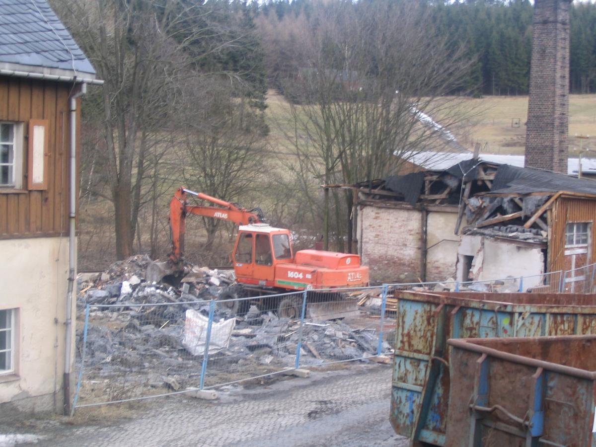 Auf dieser Fläche zwischen Paschweg und Schwarzwasser, die der Verein erworben hatte, fand Anfang Februar 2004 der Abriss der alten Fabrikanlagen statt.